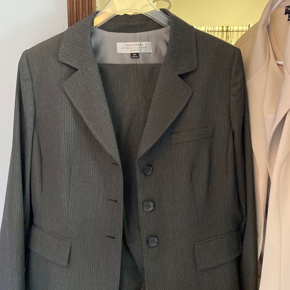 Tahari Womens Notched 3 button blazer suit